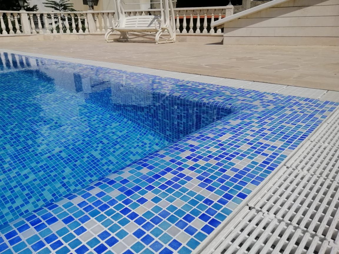 BIDASOA Piscina color blanco y azul con brillo